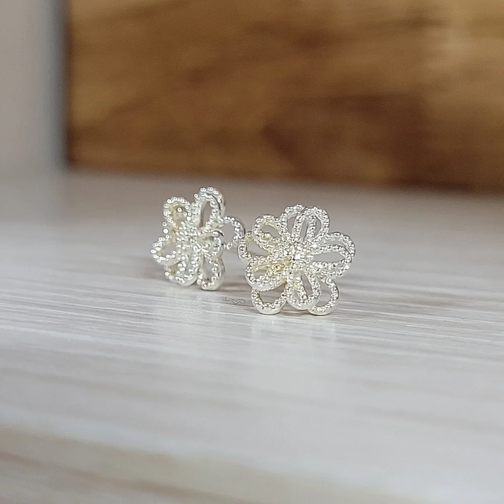LOOP BLOSSOM STUD EARRINGS - Picture 6 of 7